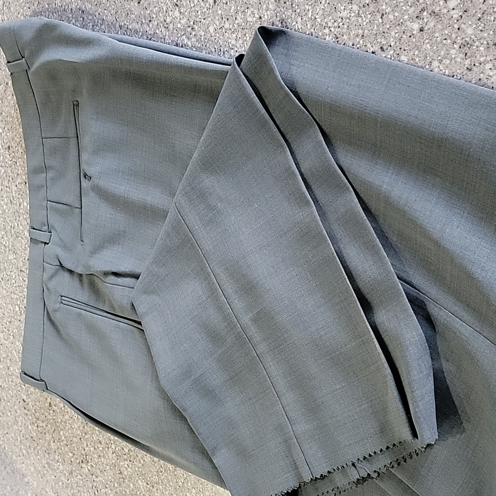 Hugo Boss size 40, single pleat, no hem. Gray. New.